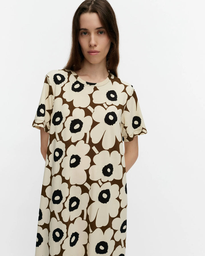 Pisteinen Unikko Shortsleeve Jersey Dress | Brown, Sand, Black