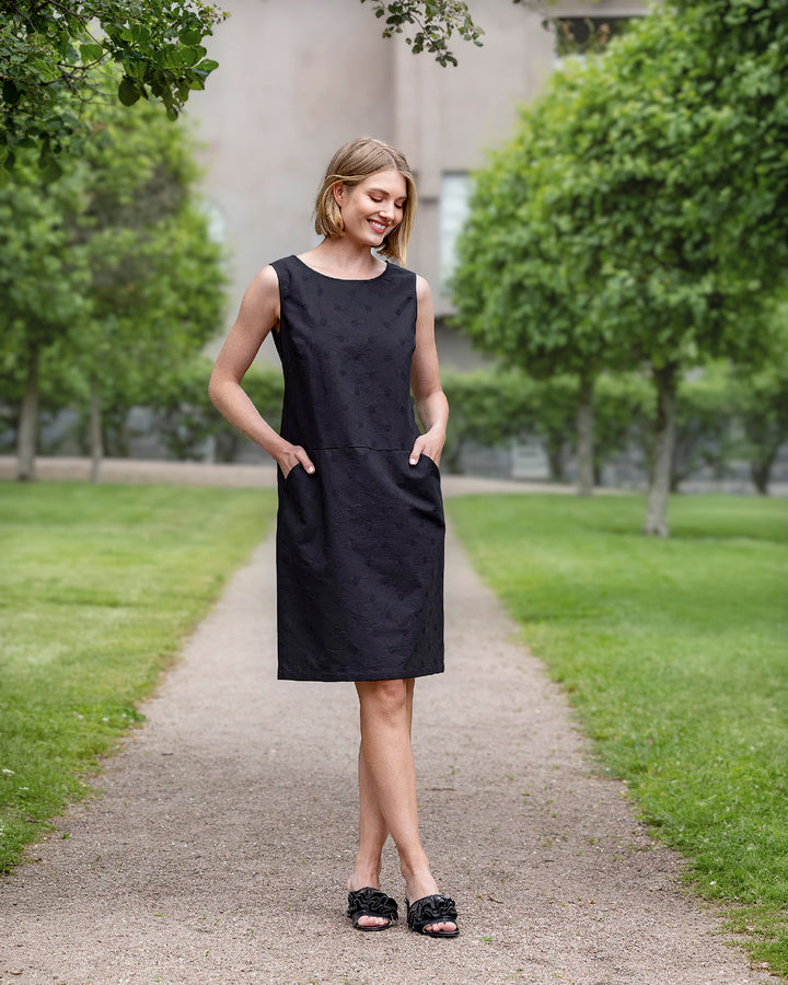Falla Finland | Pelargoni Cotton Jacquard Sleeveless Dress | Black