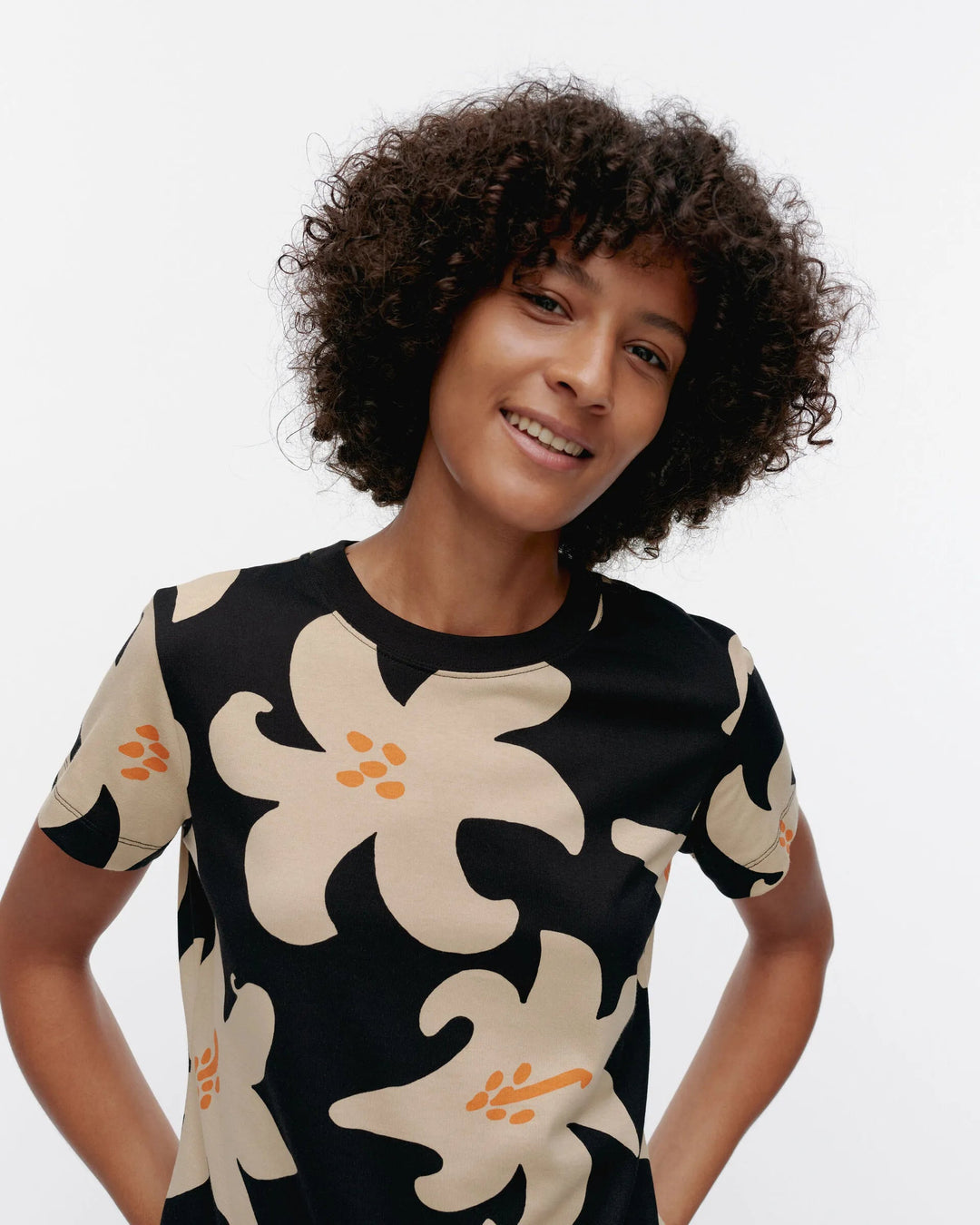 Heleys Villinarsissi Short Sleeve Fitted T-Shirt | Black, Beige - pirkko. Marimekko