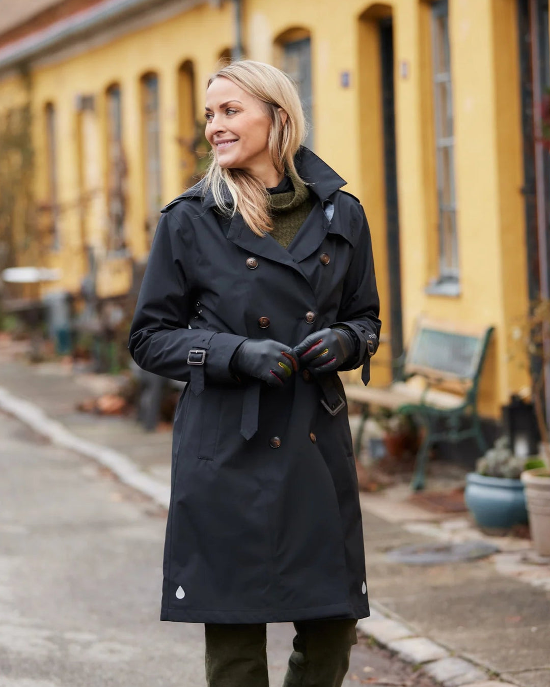 Regn | Gill Trench Raincoat | Black - pirkko. Regn