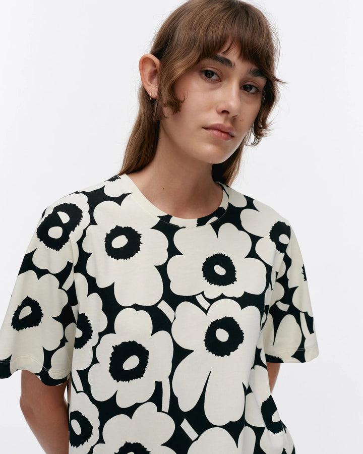 Tunnit Unikko Short Sleeve Relaxed T-Shirt | Black, White - pirkko. Marimekko