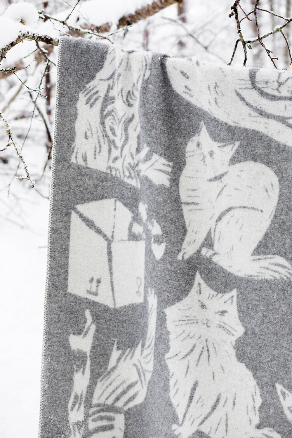Kissanpaivat Throw/ Blanket, Grey/ White, 51" x 72"