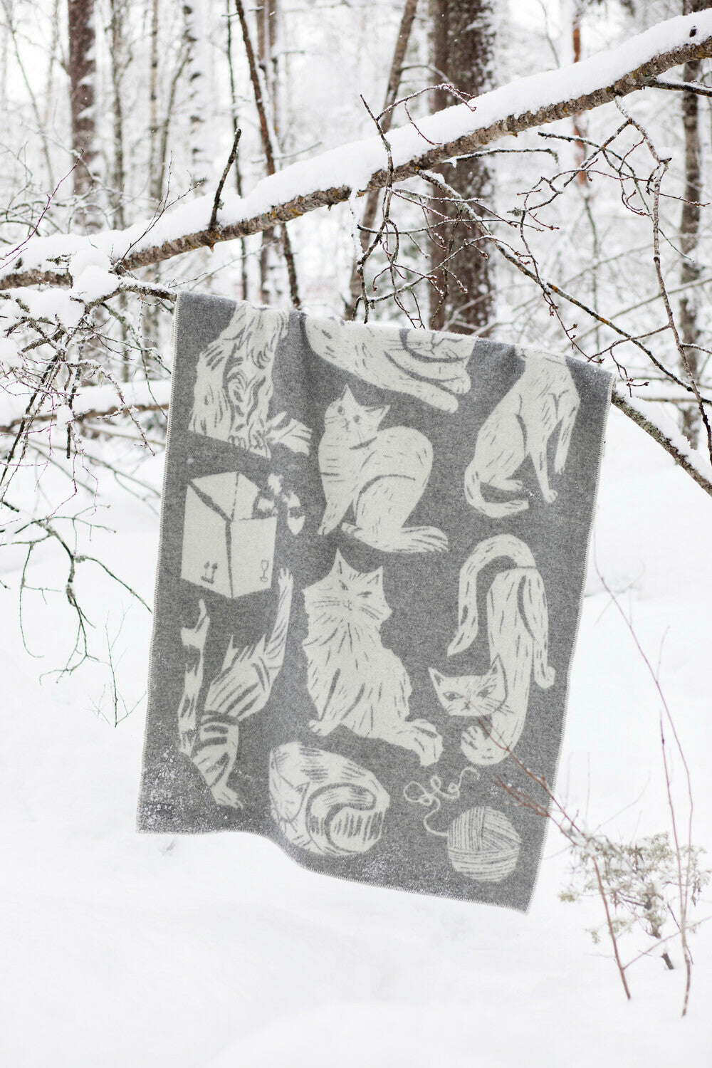 Kissanpaivat Throw/ Blanket, Grey/ White, 51" x 72"